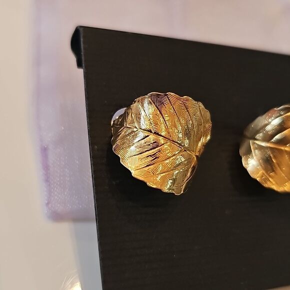 Gold leaf earing clip on, curved aspen hinged screwback Napier - Picture 2 of 8